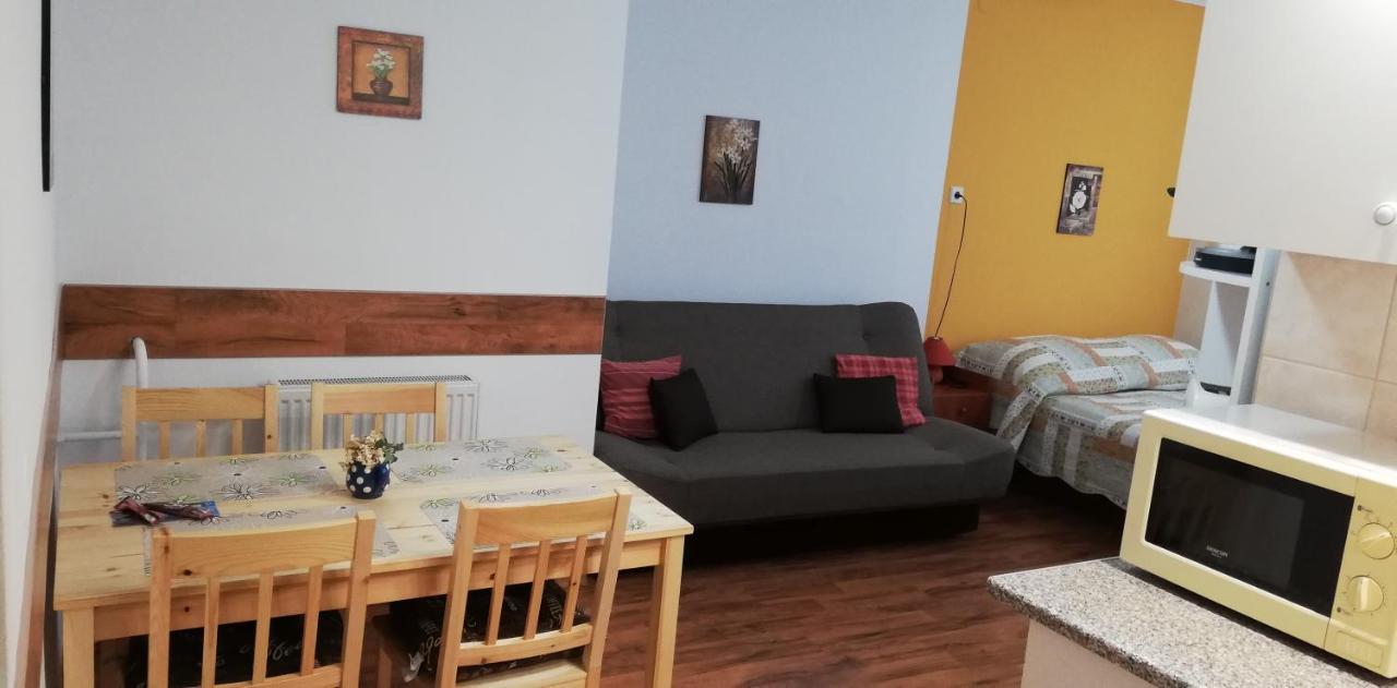 Roxanna Apartman Gyula Exterior photo