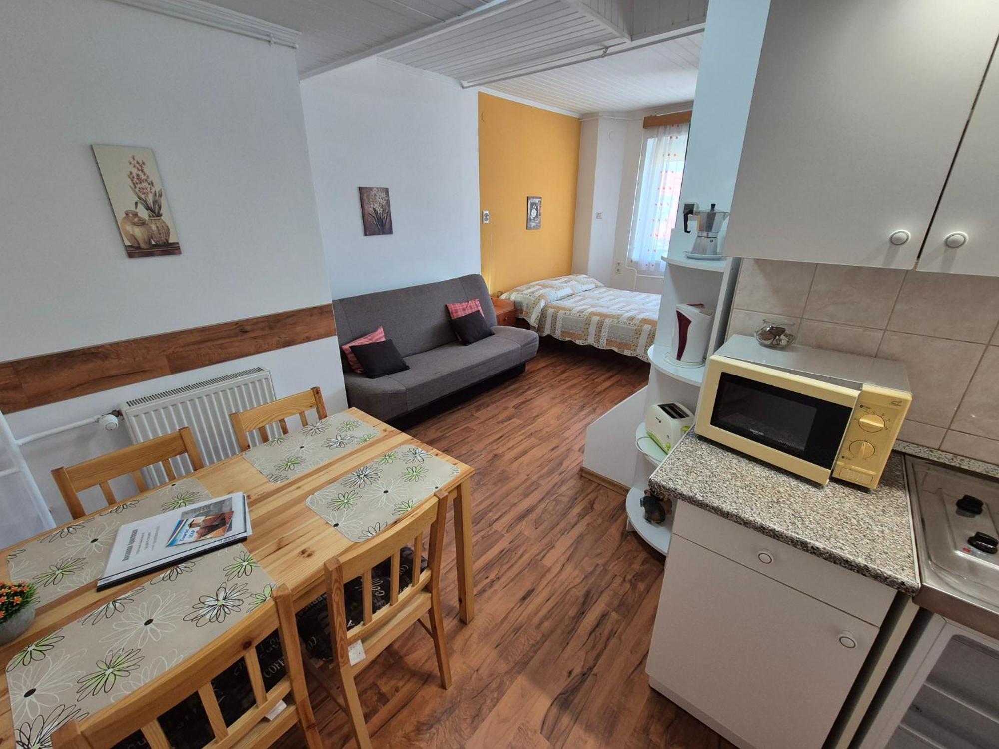 Roxanna Apartman Gyula Exterior photo